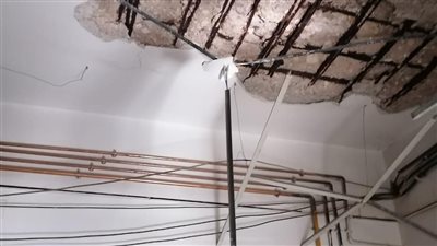 هدم المبنى المجاني القديم بمستشفى سوهاج الجامعي حفاظاً على أرواح المرضى