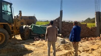 إزالة اعمدة وحوائط للمباني مخالفة بقروي جراجوس والكلالسة فى قوص  