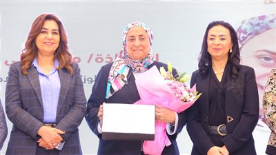 مايا مرسي تكرم مرجريت صاروفيم ومها هلالي أمهات مثاليات بوزارة التضامن
