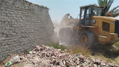 محلية دشنا تسترد قرابة 1000 متر تعديات علي أراضي أملاك الدولة