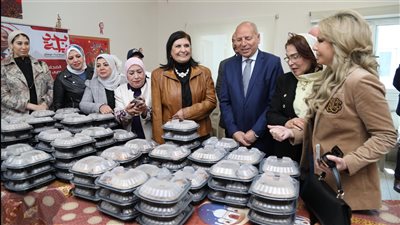 الدكتورة نسرين البغدادي ومحافظ القاهرة يتفقدان مطبخ المصرية بحي الأسمرات 
