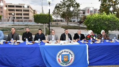 رئيس جامعة القناة يشيد بجهود العاملين بالمدن الجامعية 