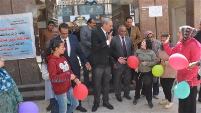 محافظ الغربية يوزع ملابس العيد على 100 طالب من ذوي الهمم
