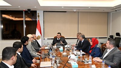 وزير الإسكان يلتقي مسئولي 