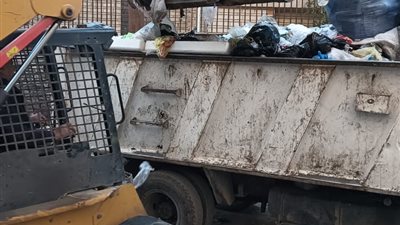 حملة نظافة فى شوارع المستشفى العام بالمنصورة