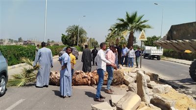 غلق عدد من المنافذ المرورية العشوائية بالزينية في الأقصر
