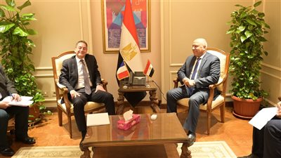  وزير الصناعة والنقل يبحث مع السفير الفرنسي بدء إنشاء مجمع الستوم الصناعي الضخم ببرج العرب