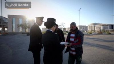 ضباط وضابطات الشرطة يوزعون وجبات إفطار على الصائمين
