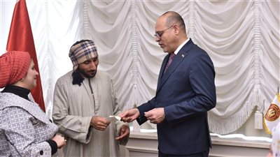 مُستحقات مُتأخرة.. وزير العمل يُسلم شيكات تعويضات بقيمة 248 ألف جنيه