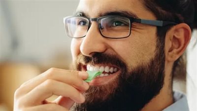 مضغ العلكة يطلق جزيئات بلاستيكية إلى الفم مباشرة