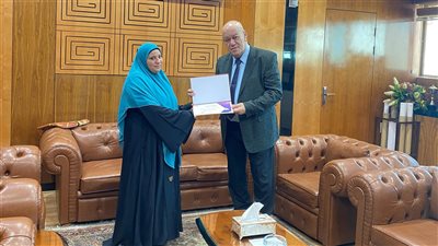 رئيس ميناء القاهرة الجوي يكرم عاملة لامانتها