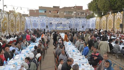محافظ أسيوط يشارك أهالي مركز صدفا الإفطار الجماعي