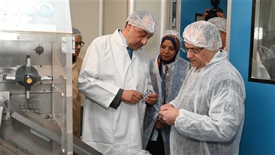 وزير قطاع الأعمال ورئيس هيئة الدواء يتفقدان تطوير شركات العربية وممفيس والنيل للأدوية
