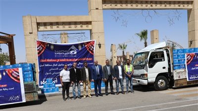 السكرتير العام بأسوان يفقد قافلة المواد الغذائية للجمعية المصرية للتنمية المتكاملة 