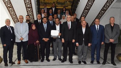  محافظ الغربية لـفريق عمل مبادرة القرية الخضراء