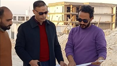 رئيس جهاز الساحل الشمالي يتابع الأعمال الجارية بقرية 