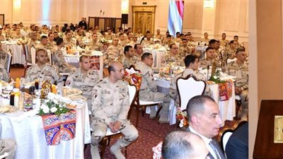 الفريق أحمد خليفة يشارك عددا من مقاتلى حرس الحدود والمدرعات وجبة الإفطار