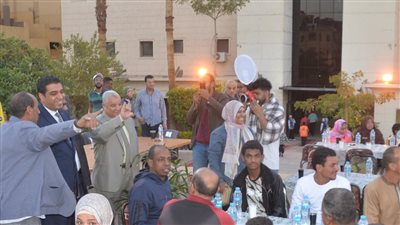 ضم 500 صائم.. نائب محافظ الأقصر يشارك بحفل إفطار جماعي لذوي الهمم