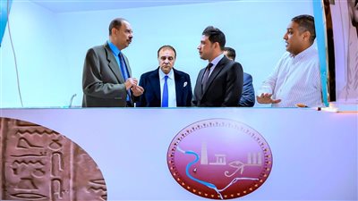 محافظ سوهاج يتفقد نموذج لعربة حضارية لخدمة المواطنين بالكورنيش الغربي