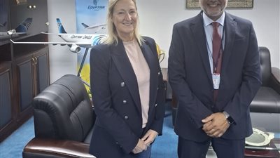 رئيس القابضة لمصر للطيران يهنئ العاملين بشركة مصر للطيران للشحن الجوي