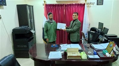 رئيس مركز البياضية بالأقصر يكرم “عامل بالنظافة والتجميل”  كموظف مثالي