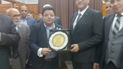 نقابة المحامين بشمال القليوبية تكرم المحافظ وتطالبه بدعم مشروعى انشاء المستشفي والنادى 