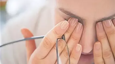 احذر.. عادة شائعة قد تلحق ضررًا خطيرًا بعينيك