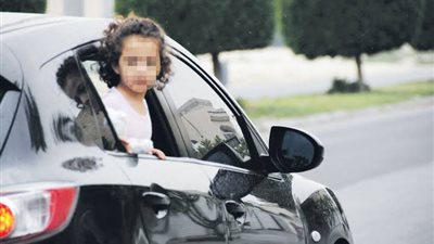ضبط سائق سمح لطفله بالجلوس خارج النافذة الأمامية للسيارة بالقاهرة