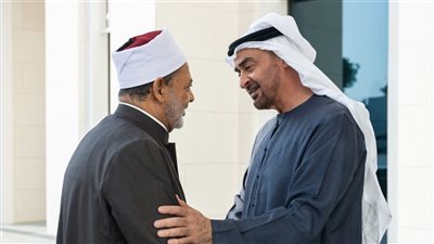 رئيس الإمارات يُجري اتصالًا هاتفيًّا بشيخ الأزهر للاطمئنان على صحته