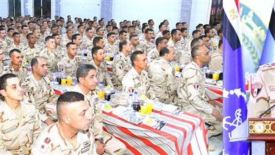 وزير الدفاع يشارك مقاتلى الجيش الثالث الميدانى تناول وجبة الإفطار