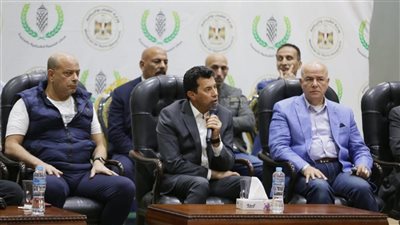 وزير الرياضة يكرم ابطال الدورات الرمضانية وحفظة القران بمركز التنمية الشبابية بالجزيرة