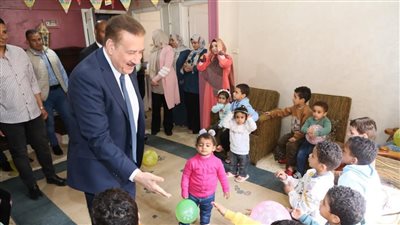 محافظ المنوفية يوزع هدايا على الأطفال لمشاركتهم فرحة عيد الفطر المبارك