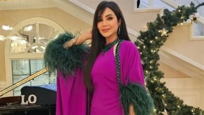 لجين عمران تتزين بالحرير الأزرق 