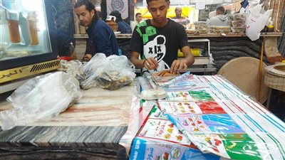 إقبال المواطنين على شراء الأسماك المملحة احتفالا بعيد الفطر المبارك 