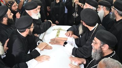 محافظ البحيرة تشهد مراسم إلقاء نظرة الوداع الشعبي على الأنبا باخوميوس 