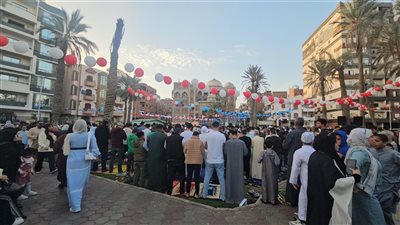 الآلاف يؤدون صلاة العيد ويدعون لغزة في صلاة العيد بالإسماعيلية