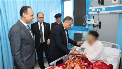 الأشموني يزور المرضى بمستشفى الزقازيق العام لتهنئتهم بعيد الفطر المبارك ويهديهم «الكحك»