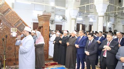 محافظ الفيوم يؤدي صلاة عيد الفطر المبارك بمسجد ناصر الكبير 