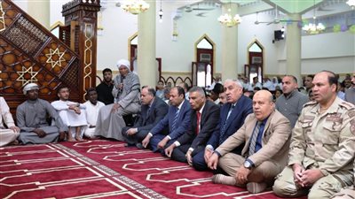 محافظ أسوان يؤدى صلاة عيد الفطر المبارك بمسجد الجعفرية بحى العقاد