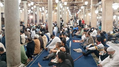 الآلاف يحتفلون بعيد الفطر المبارك بعد اداء صلاة عيد الفطر في الأزهر الشريف