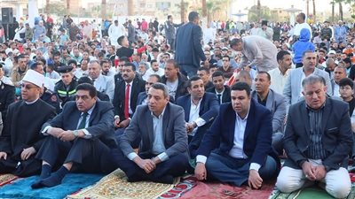 محافظ السويس يؤدي صلاة عيد الفطر المبارك بساحة حديقة الخادين بحي فيصل