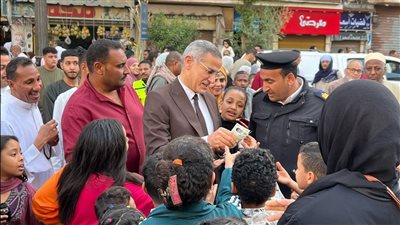 صور| وسط أجواء من البهجة.. مدير أمن الأقصر يهادي الأطفال 