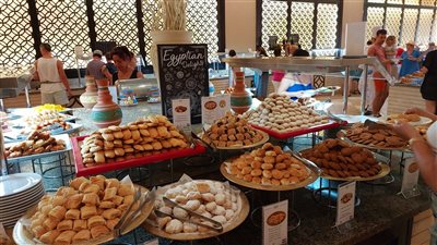 الرنجة والكعك تجذب المصريين والسياح بفنادق الغردقة السياحية