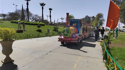 وسط أجواء سعيدة.. الأطفال يستمتعون بركوب الطفطف داخل الحديقة الدولية في أول أيام العيد