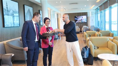 توزيع كعك العيد على الركاب داخل صالات السفر والوصول بمطار القاهرة الدولي 