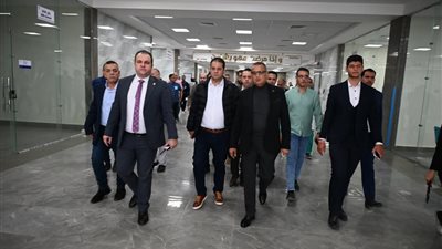 محافظ جنوب سيناء يطمئن على أحوال المرضي بمجمع الفيروز الطبي بطور سيناء 