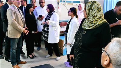 محافظ البحيرة تقدم التهنئة بالعيد لمرضي المعهد الطبي بدمنهور