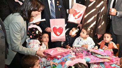  محافظ البحيرة تشارك دور رعاية الأيتام وكبار السن فرحة العيد 