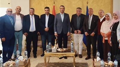 محافظ السويس يتبادل التهاني بعيد الفطر المبارك مع أبناء السويس قيادة وشعبًا 