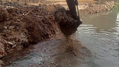 جهود مكثفة لعلاج اثار زيادة منسوب المياه بمصرف فى الفيوم